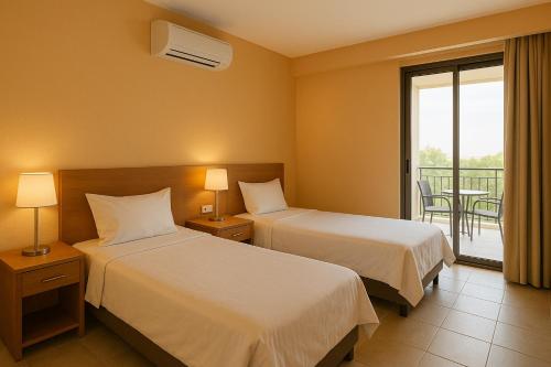 Ένα ή περισσότερα κρεβάτια σε δωμάτιο στο Sunset Grove Hotel