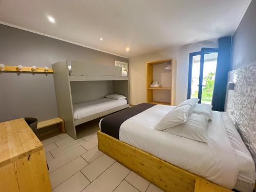 Postel nebo postele na pokoji v ubytování torquemada beach club