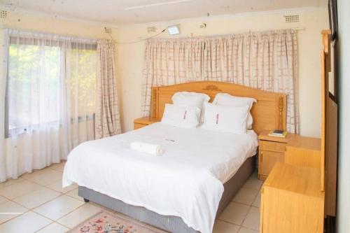 Postel nebo postele na pokoji v ubytování mck lodge ltd