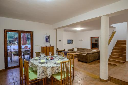 una sala de estar con una mesa y un sofá en Apartman Adriatic, en Veli Lošinj