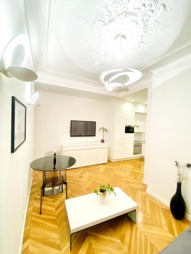 Design & Comfort between Arc de Triomphe & Eiffel Tower