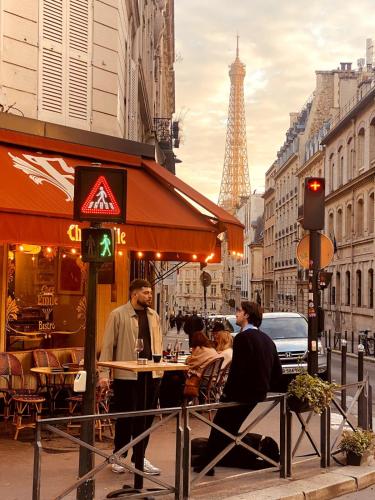 Design & Comfort between Arc de Triomphe & Eiffel Tower
