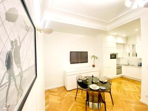 Design & Comfort between Arc de Triomphe & Eiffel Tower