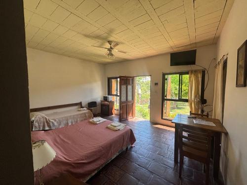 Un dormitorio con una cama y un escritorio y una ventana. en Finistterra, en Tanti