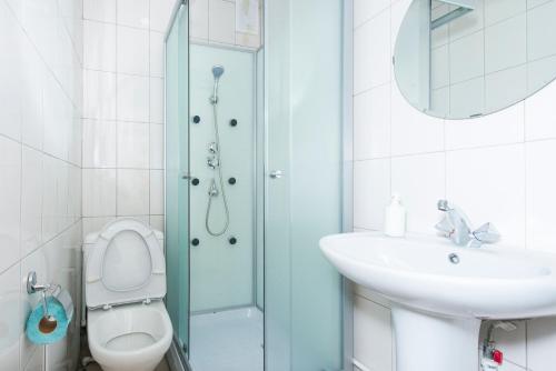 een badkamer met een toilet, een wastafel en een douche bij DoBeDo Hotel in Jekaterinaburg