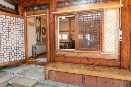 Fotografie z fotogalerie ubytování Dongmyo Hanok Sihwadang - Private Korean Style House in the City Center with a Beautiful Garden v Soulu