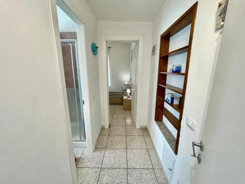 een hal met een deur naar een badkamer bij Appartamenti Marisol in Marina di Campo