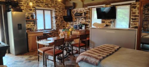 cocina y comedor con mesa y cocina con comedor en Haraneko errota, en Chávarri