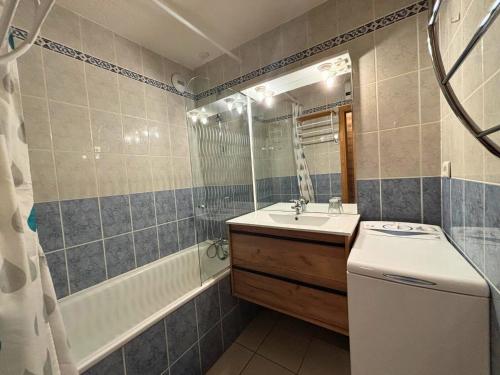 Phòng tắm tại Appartement pour 5 personnes avec cuisine équipée et balcon - FR-1-452-393