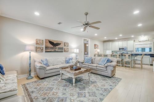 ein Wohnzimmer mit zwei Sofas und einem Tisch in der Unterkunft Blessings by the Sea in Port Bolivar