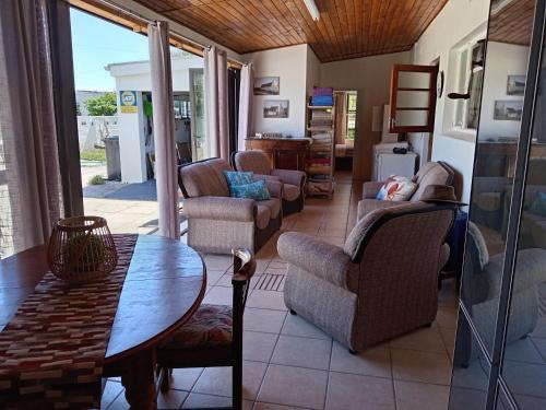 a living room with chairs and a table at Die Dik Vis in Velddrif