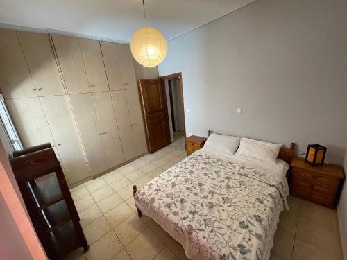 Un dormitorio con una cama grande y una lámpara. en Grande Deluxe Home, en Fira