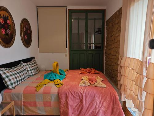 a bedroom with a bed with towels on it at Apartamento Cambral in Lumpiaque