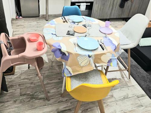 einen Esstisch mit Stühlen und einen Tisch mit in der Unterkunft Duplex N1 centre-ville, 8 min de la gare de Montluçon in Montluçon