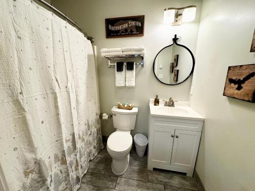 ein weißes Badezimmer mit Toilette und Waschbecken in der Unterkunft B103 Stylish Loon Mountain Studio Condo with Pool and Hot Tub in Lincoln