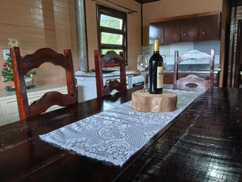 a bottle of wine sitting on top of a table at Casas particulares Heil e Abadir in Urubici