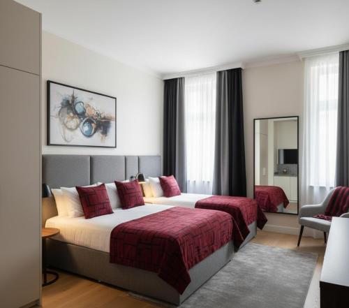 een slaapkamer met een groot bed en een spiegel bij Gevrek Apart izmir in Karşıyaka