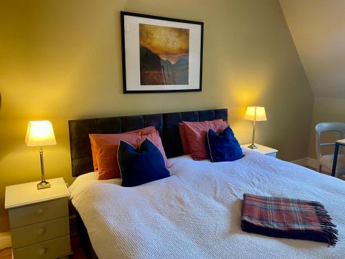 Ένα ή περισσότερα κρεβάτια σε δωμάτιο στο Wedale House, second floor