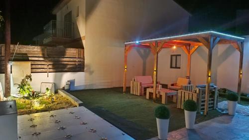 eine Terrasse mit Stühlen und einem Pavillon bei Nacht in der Unterkunft Light garden in Limassol