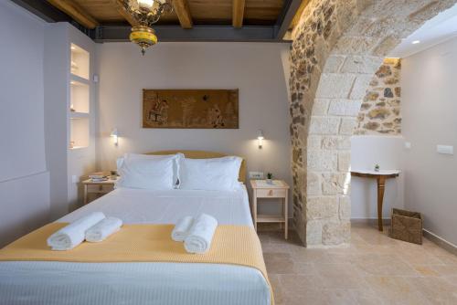 Postel nebo postele na pokoji v ubytování Villa Voritsi with Jacuzzi & Sauna