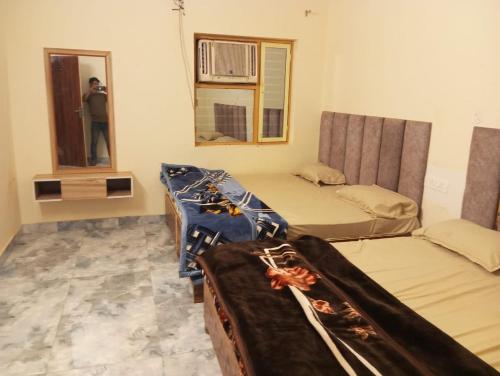 Ένα ή περισσότερα κρεβάτια σε δωμάτιο στο Maharaja hotel and dhaba