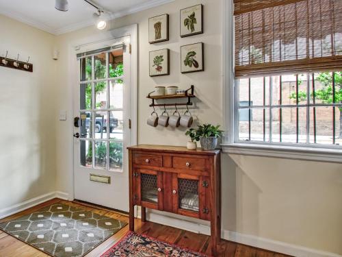 a home entry with a wooden cabinet and a window at Courtyard Off Madison Square in Savannah