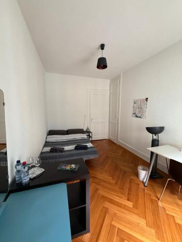 a room with a bed and a table in it at Laus-Angeles in Lausanne