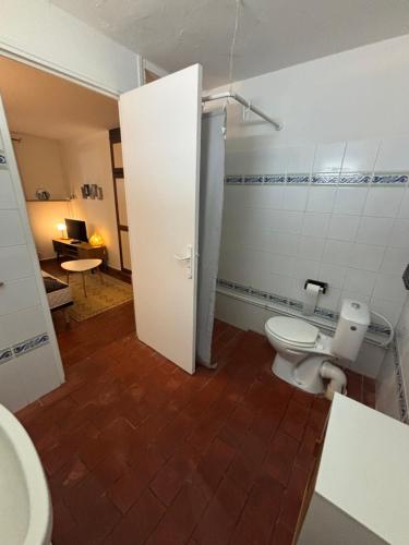 Ένα μπάνιο στο Studio cosy au pied de la Soufrière