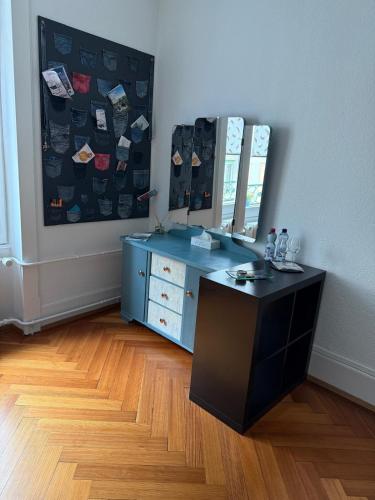 a dressing room with a blue dresser and a mirror at Laus-Angeles in Lausanne