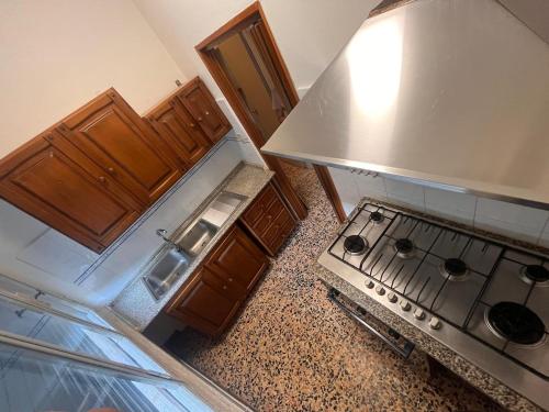 eine Draufsicht auf eine Küche mit Herd in der Unterkunft big house - vicino 20 minuti da PISA e LUCCA in Buti