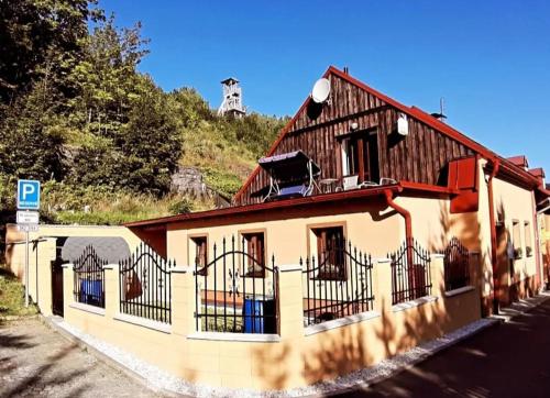 Το κτήριο όπου στεγάζεται  η παραθεριστική κατοικία