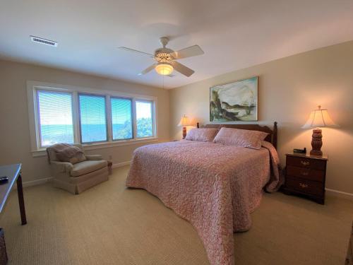 Un dormitorio con una cama y un ventilador de techo. en Edwards, en Edisto