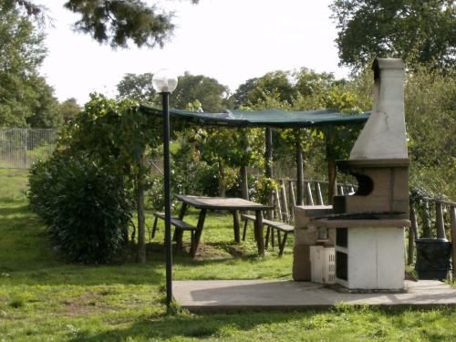 un parque con una mesa de picnic y un refugio de picnic en La Quiete en Acquapendente