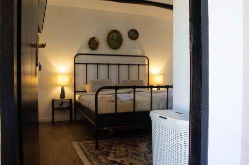 ein Schlafzimmer mit einem Bett und zwei Platten an der Wand in der Unterkunft Aurora Silvae 