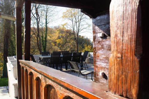 eine Terrasse mit Stühlen und Tischen auf einer Veranda in der Unterkunft Aurora Silvae 
