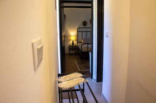 einen Flur mit einem Spiegel und zwei Hockern in einem Zimmer in der Unterkunft Aurora Silvae 