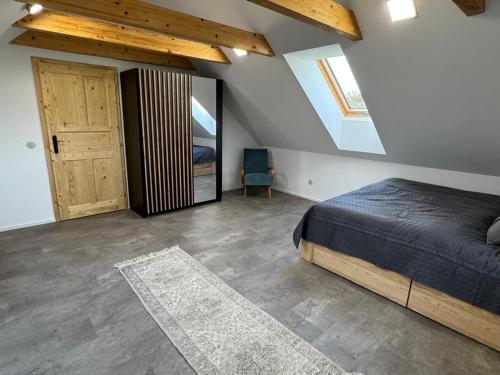 Ένα ή περισσότερα κρεβάτια σε δωμάτιο στο Chalupa u lesa Rasochy 83