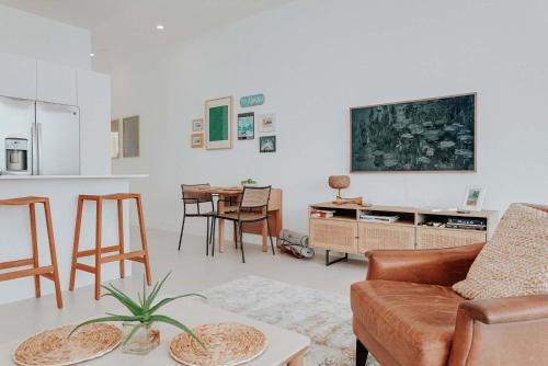 Χώρος καθιστικού στο Sunset Point Vacation Luxury Oceanfront Condo West Bay