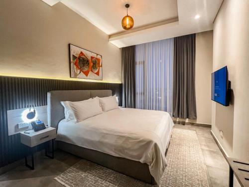 Postel nebo postele na pokoji v ubytování Anthonian Suites