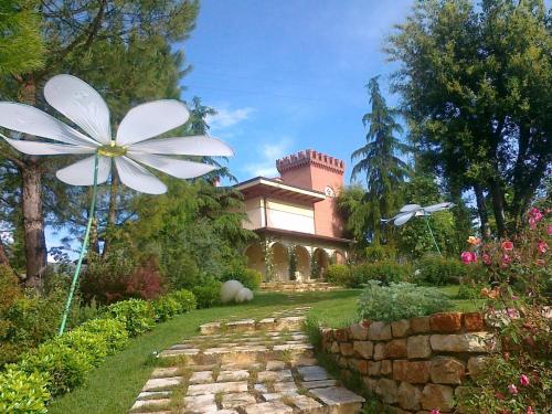 une maison avec une grande fleur dans la cour dans l'établissement Villa Torre Zisa, à Teramo