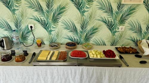 een tafel met een buffet van eten op een tafel bij Vila Fuzeta Bed&Breakfast in Fuzeta