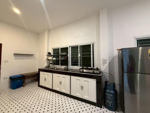 a kitchen with a sink and a refrigerator at SANDY HOUSE PAI 3bedroom in Kampong Huaibū