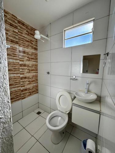 ein Badezimmer mit Toilette und Waschbecken in der Unterkunft Apartamento 01 Vila Telebrasília in Brasilia