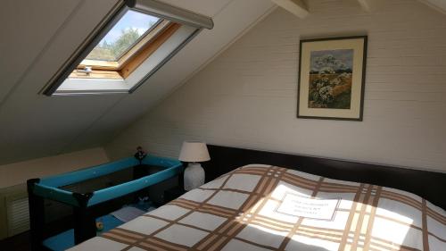 Un pat sau paturi într-o cameră la Vakantiehuis "Aan de Zandweg"