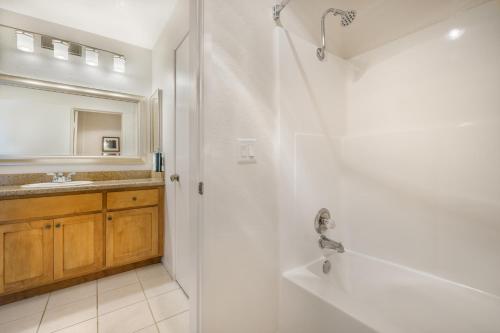 Koupelna v ubytování Riviera Oaks Resort