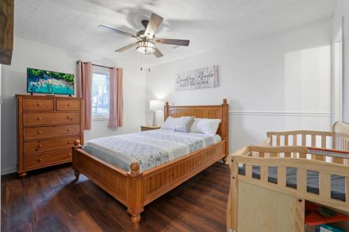 ein Schlafzimmer mit einem Bett und einem Deckenventilator in der Unterkunft Chicks on Canal in Buckeye Lake