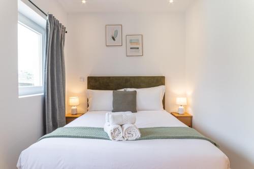 Postel nebo postele na pokoji v ubytování Campolide Charming Studios & Apartments