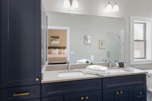 Ένα μπάνιο στο Valley View A - Balcony, Views, and Grill