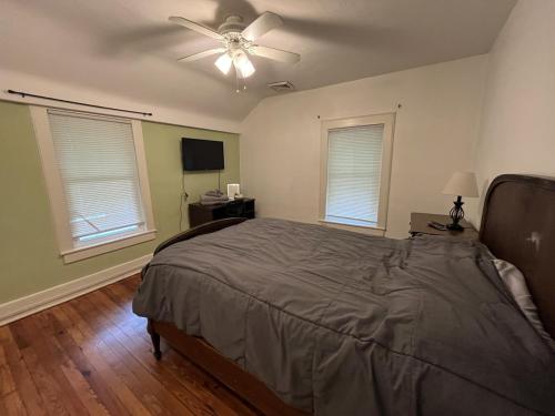 Ένα ή περισσότερα κρεβάτια σε δωμάτιο στο Inviting, Calming PR -Lourdes Hospital Binghamton