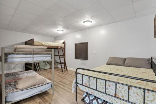 Zimmer mit 2 Etagenbetten und einem TV in der Unterkunft Serenity on Siverly by Purple Munky Hospitality in Creola